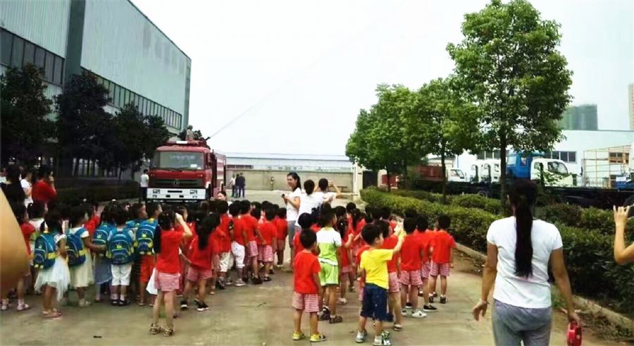 小朋友觀看消防車作業(yè) 小朋友觀看消防車作業(yè)